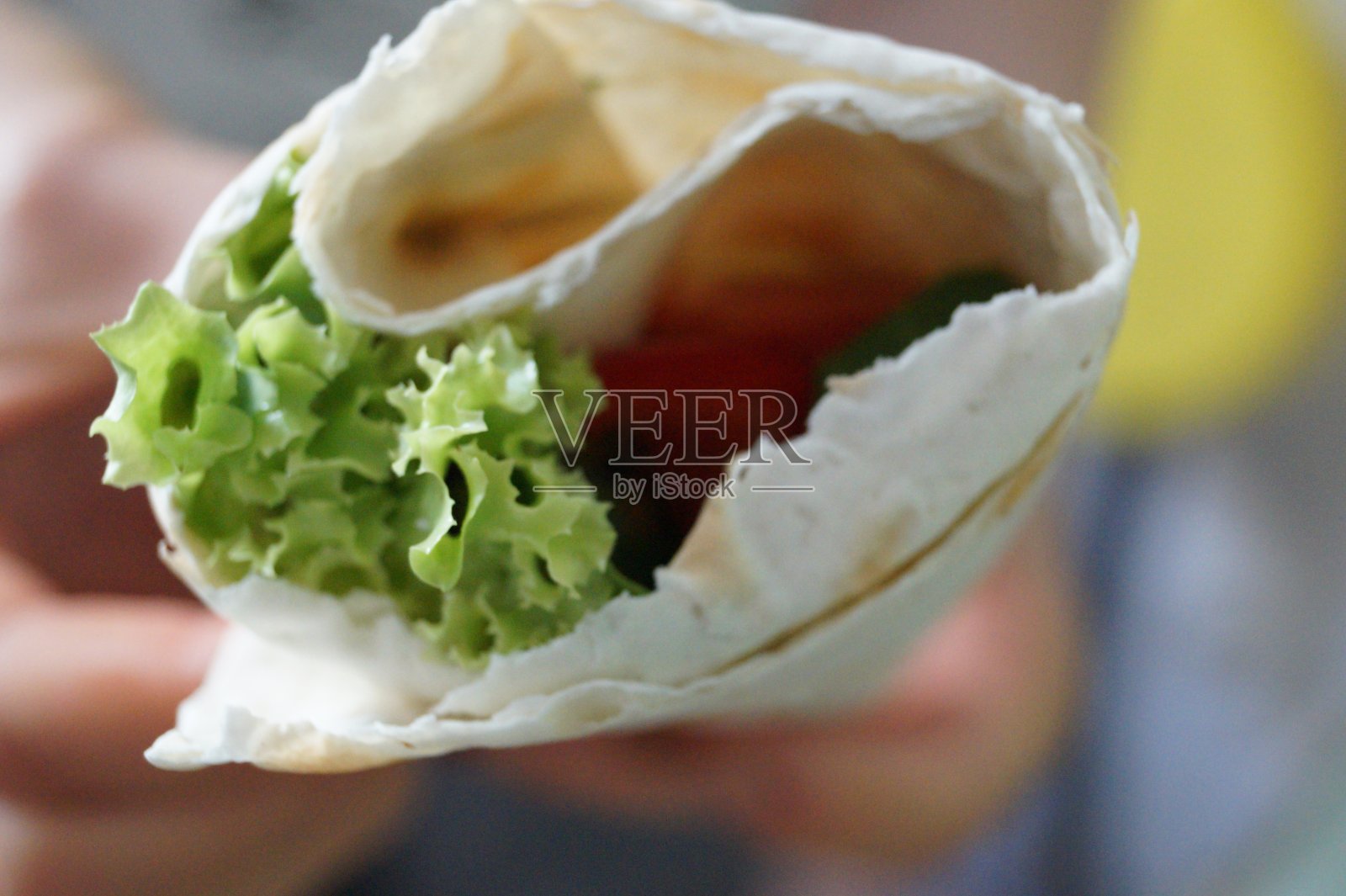 皮塔饼里裹着莴苣，特写照片摄影图片