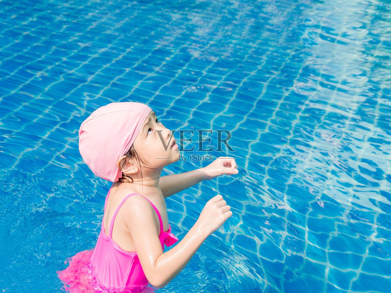 一个亚洲女孩在游泳池里玩照片摄影图片