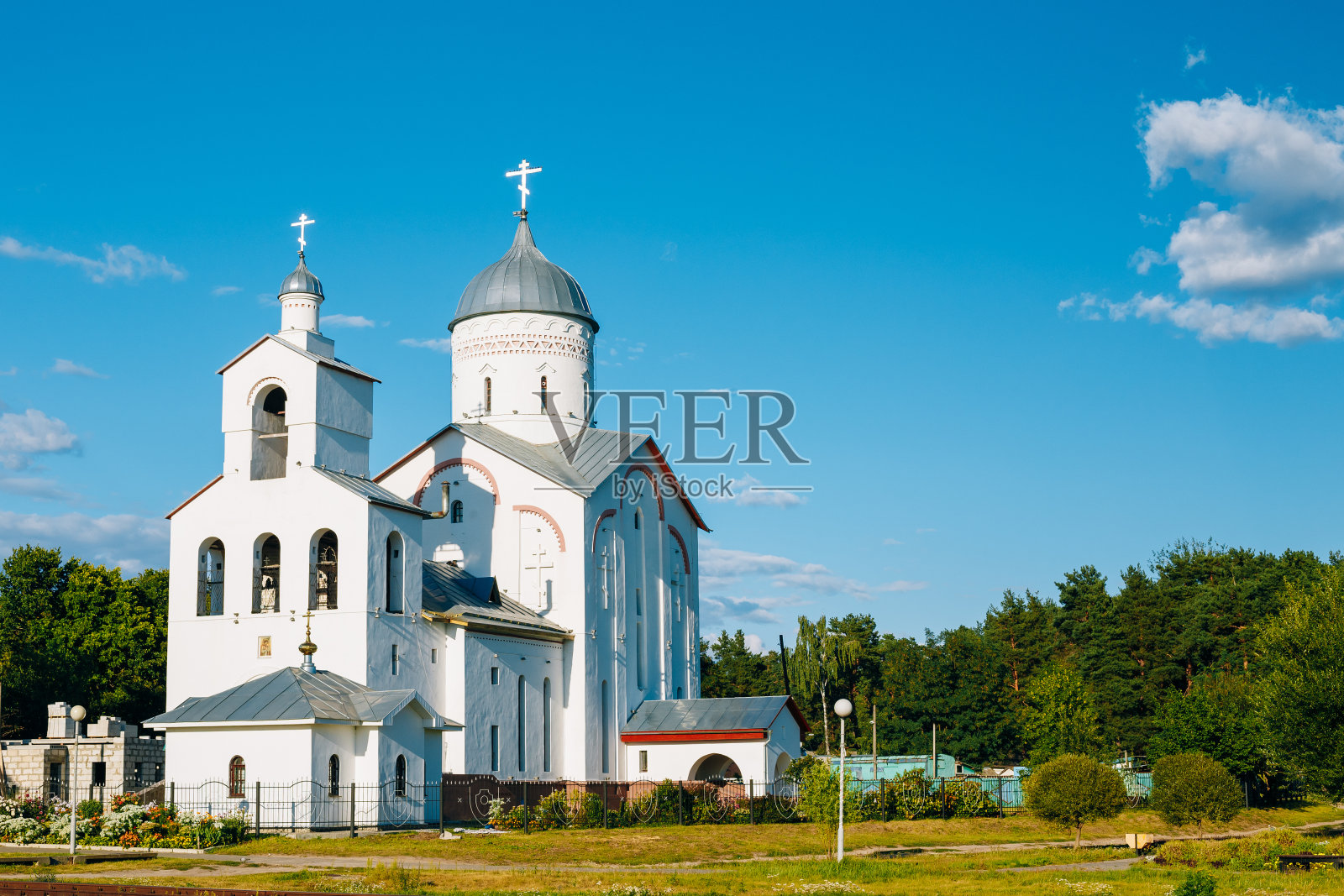 白俄罗斯戈麦尔的圣亚历山大涅夫斯基教堂。照片摄影图片