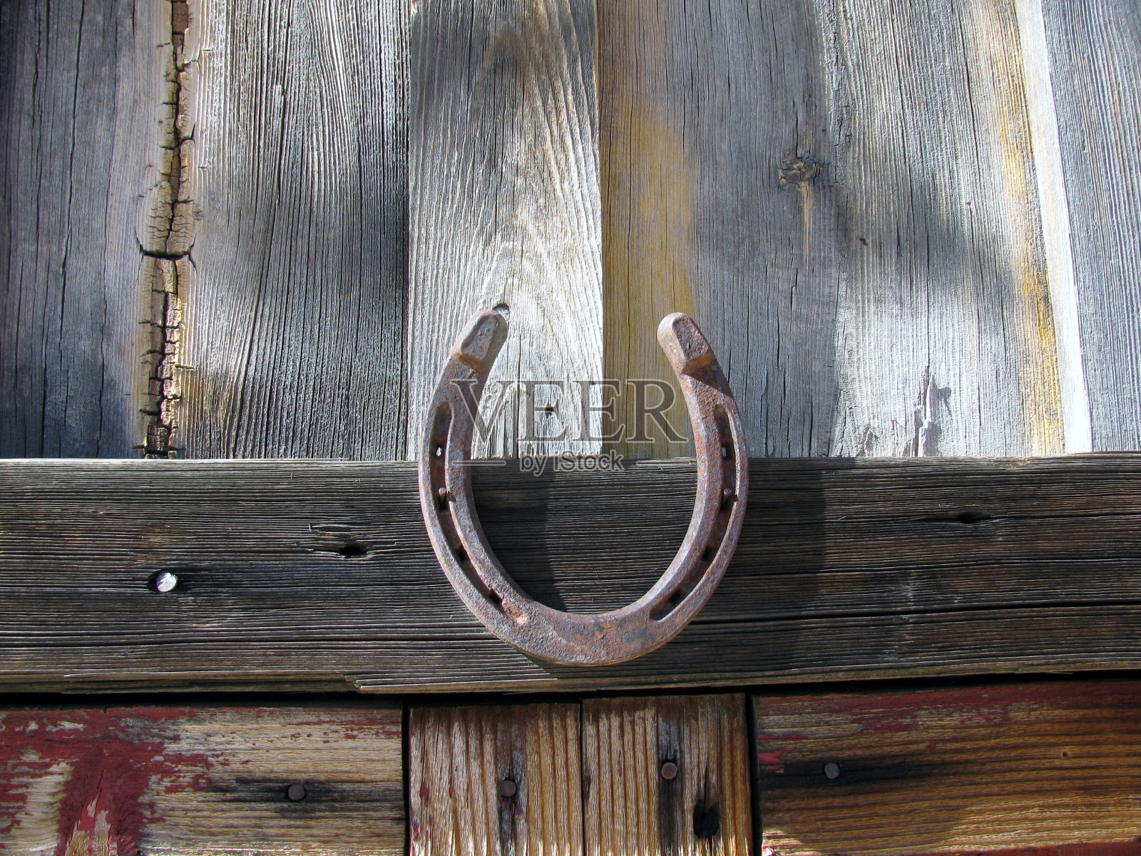 木头背景上的生锈的旧马蹄铁照片摄影图片