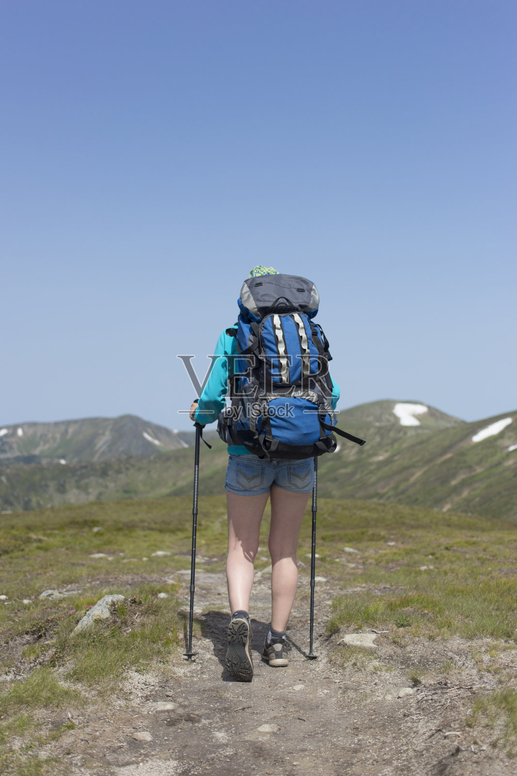 那个参加夏季运动的女孩。照片摄影图片