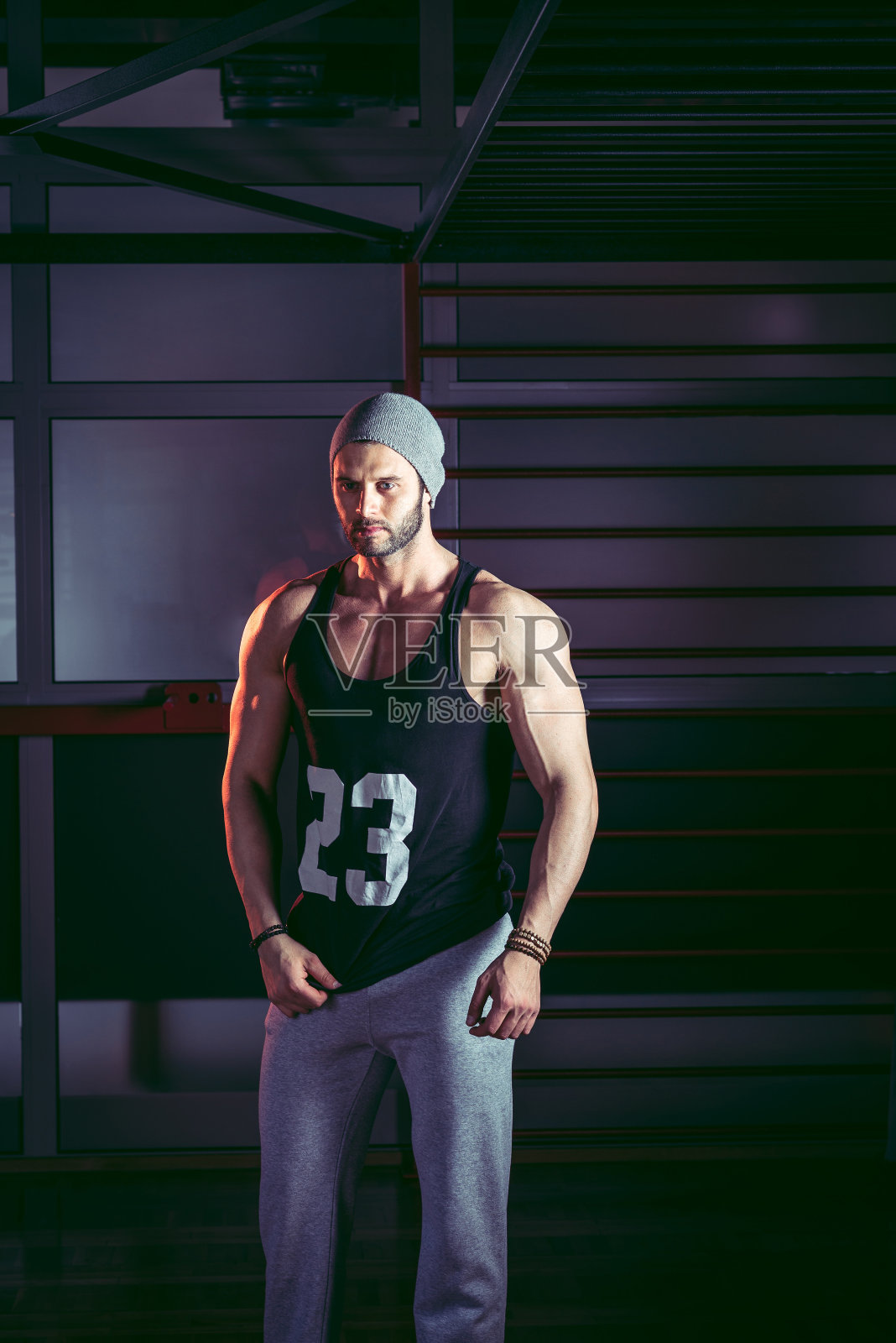 在健身房摆姿势的男人照片摄影图片