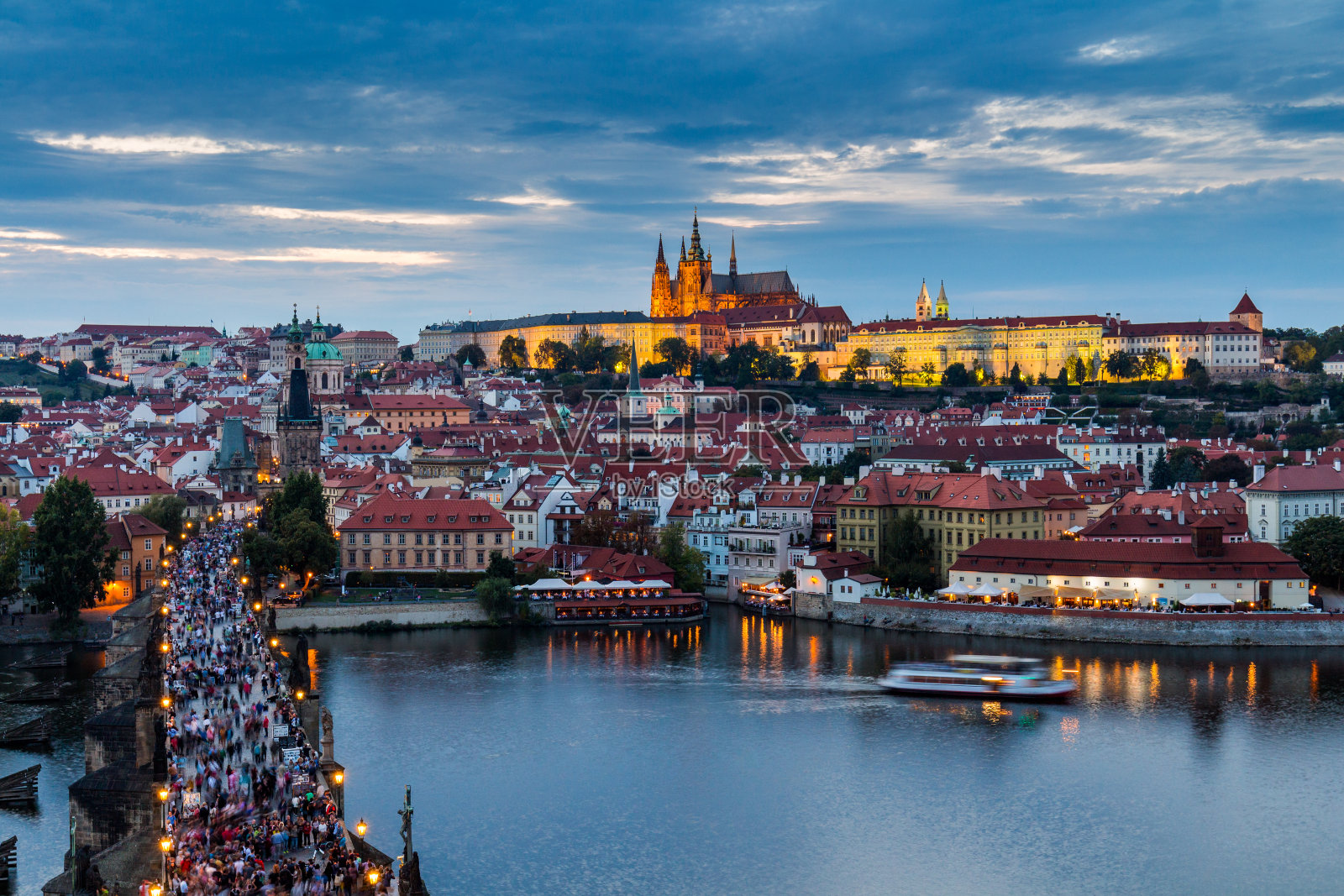 日落时分的布拉格城堡和查理大桥照片摄影图片