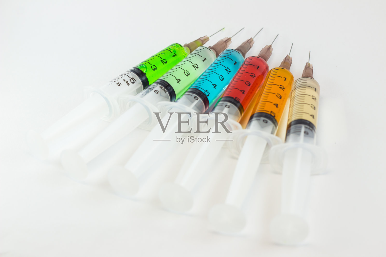 含有多种颜色溶液的注射器照片摄影图片
