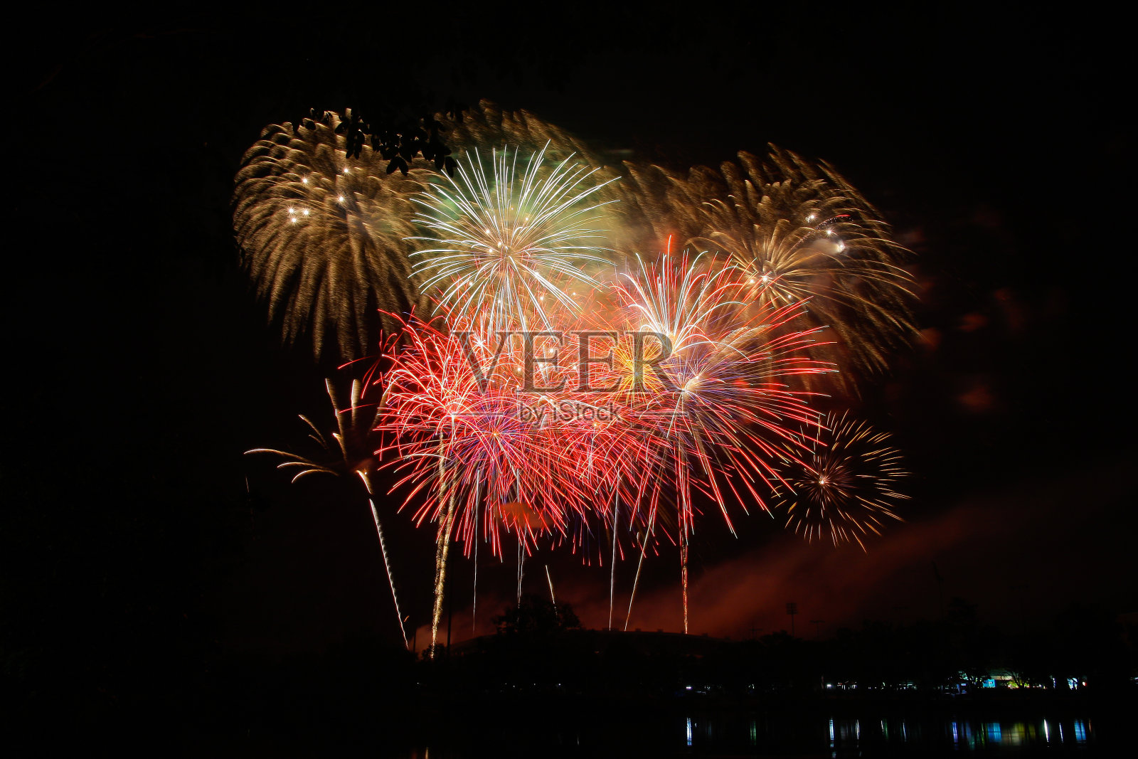 烟花照亮了天空。照片摄影图片