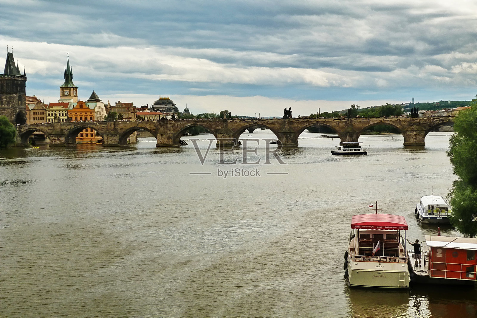 布拉格的查尔斯桥和火药塔照片摄影图片