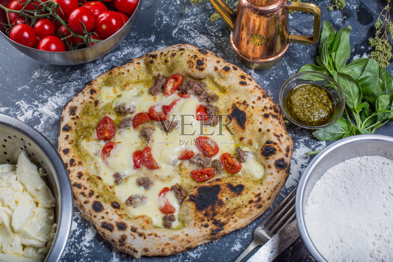 传统的意大利披萨，配番茄、干辣椒和香蒜沙司照片摄影图片