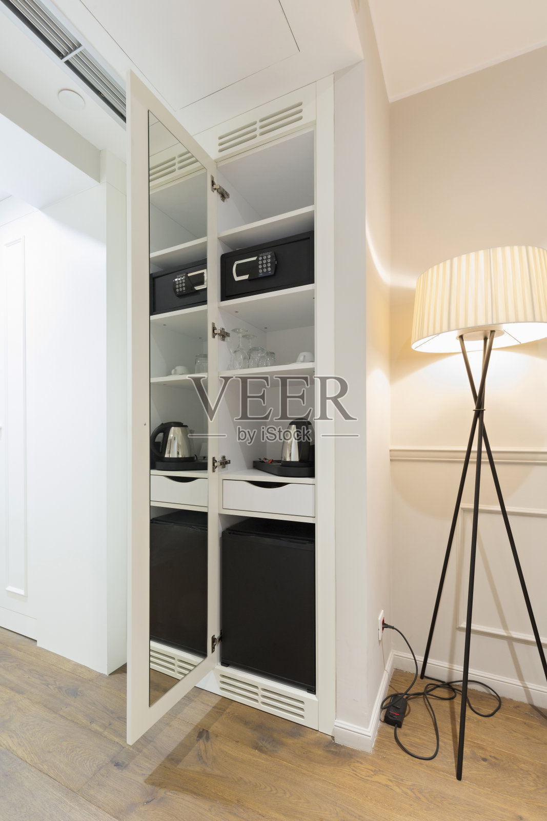 酒店房间内部，带迷你酒吧的壁橱，保险箱照片摄影图片