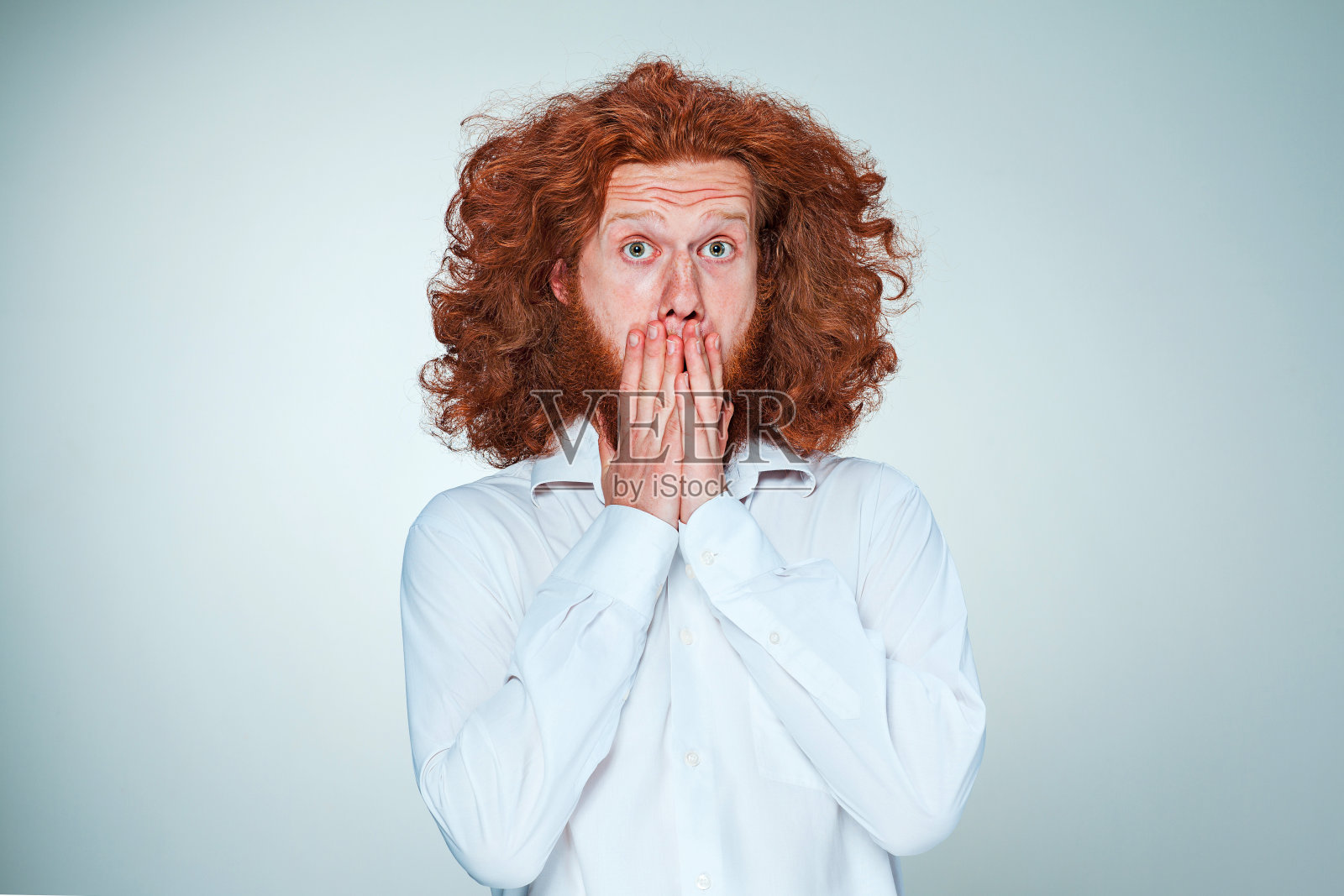 一幅表情震惊的年轻人的肖像照片摄影图片