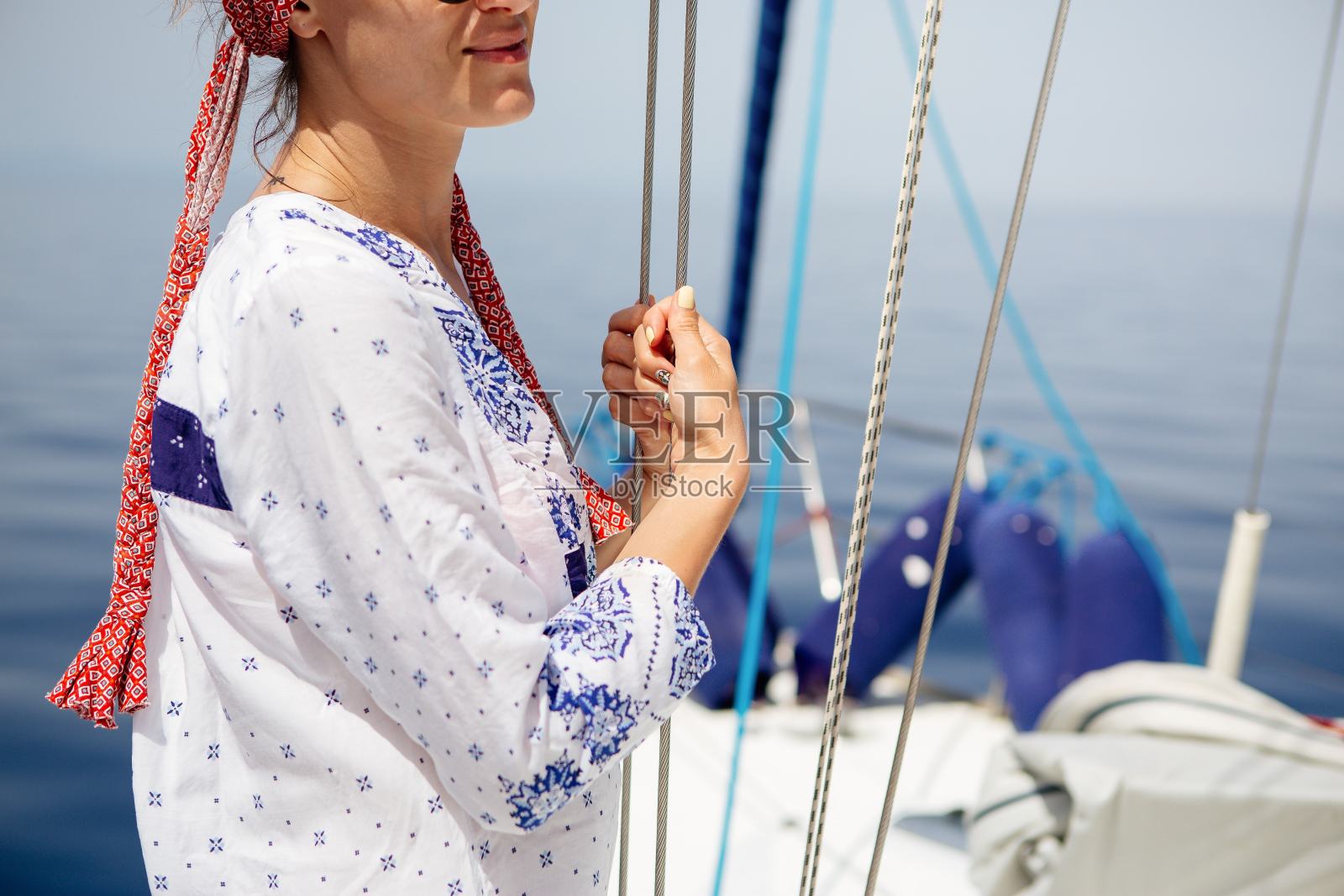 手放在绳子上照片摄影图片