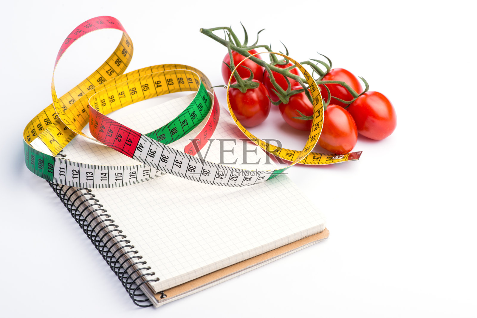 带计量带的笔记本，白色的番茄照片摄影图片