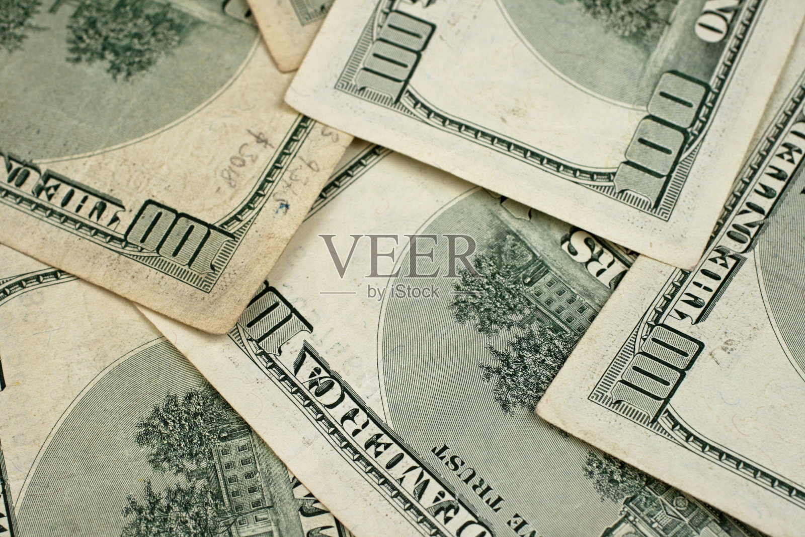 背面面对百元美钞在微距拍摄照片摄影图片