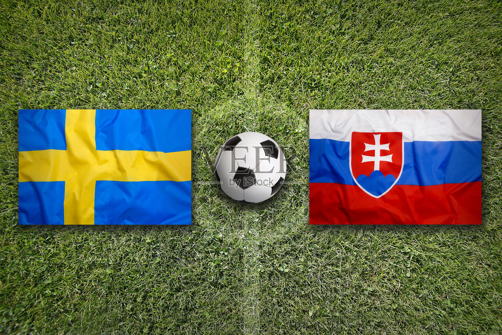 瑞典和斯洛伐克在足球场的旗帜照片摄影图片