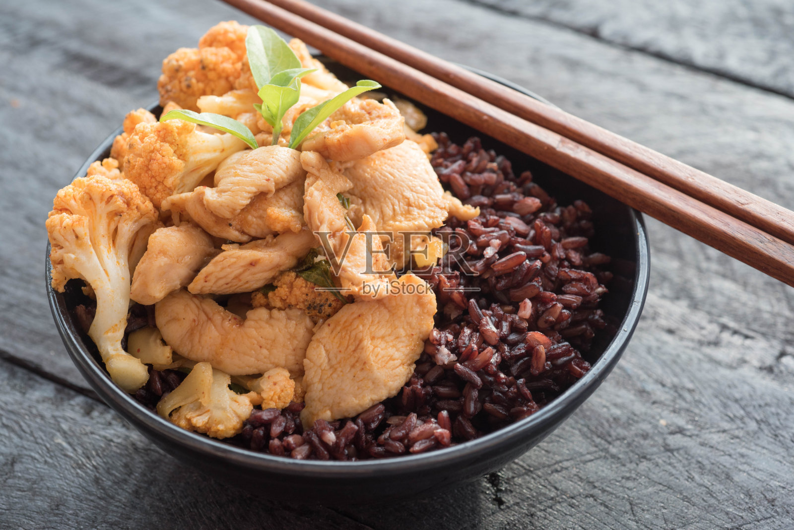 花椰菜炒鸡米饭照片摄影图片