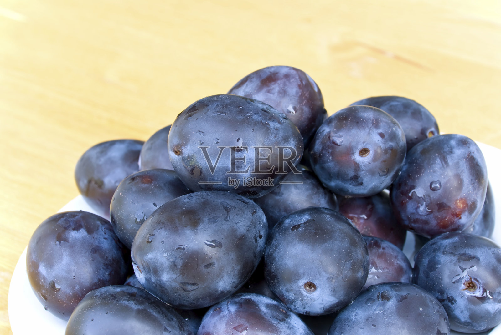 木质背景上的李子照片摄影图片