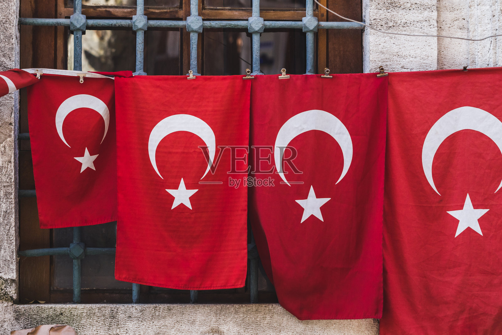 墙上挂着大小不一的土耳其国旗照片摄影图片