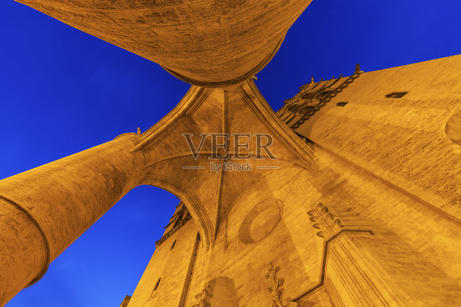 晚上的蒙彼利埃大教堂照片摄影图片