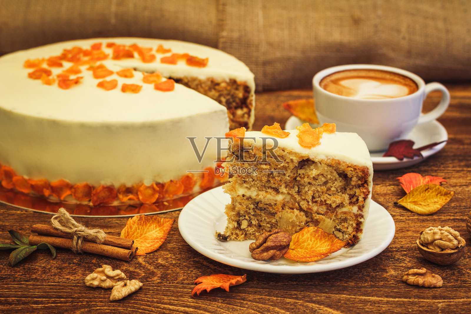 胡萝卜蛋糕配卡布奇诺，木质背景照片摄影图片