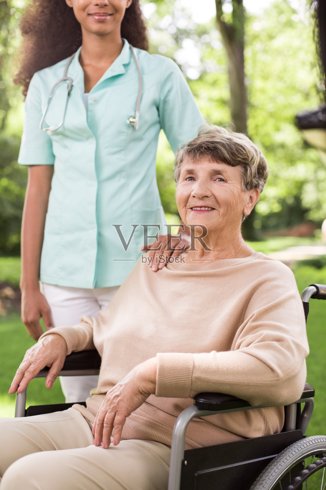 有行走障碍的老年人照片摄影图片