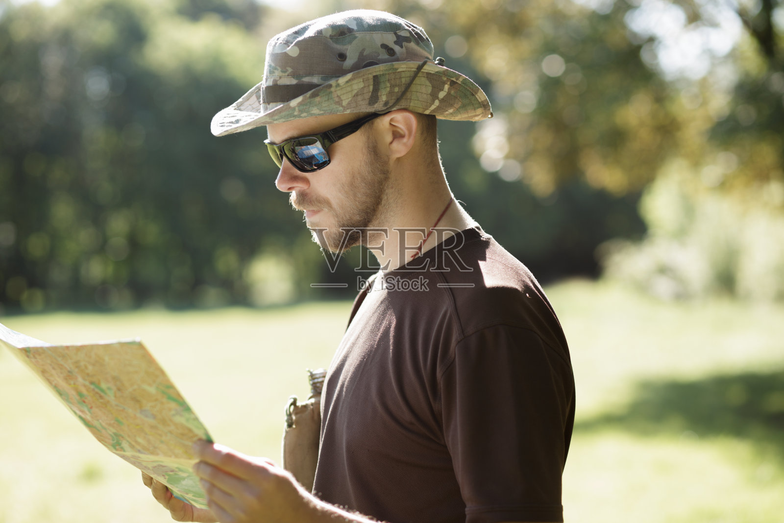 男性探险家在户外看地图照片摄影图片