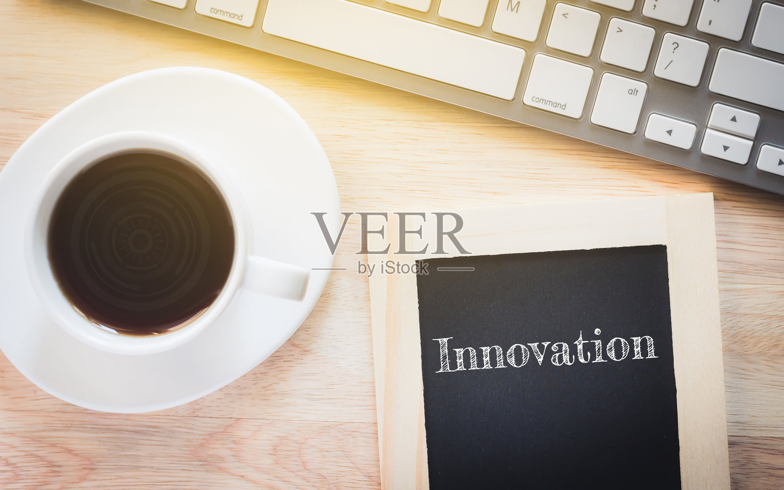 木板上的概念创新信息。照片摄影图片