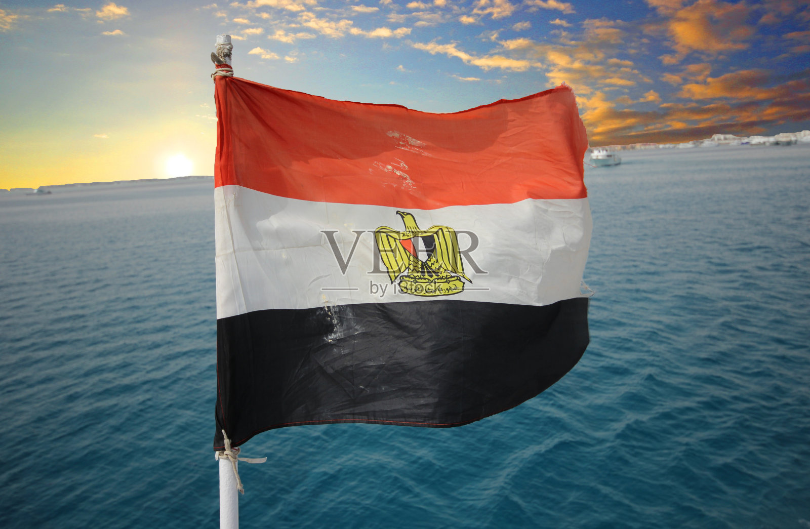 船尾飘扬的埃及国旗照片摄影图片