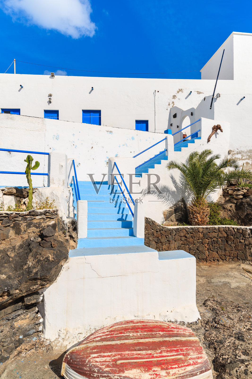 典型的白色和蓝色的房子照片摄影图片