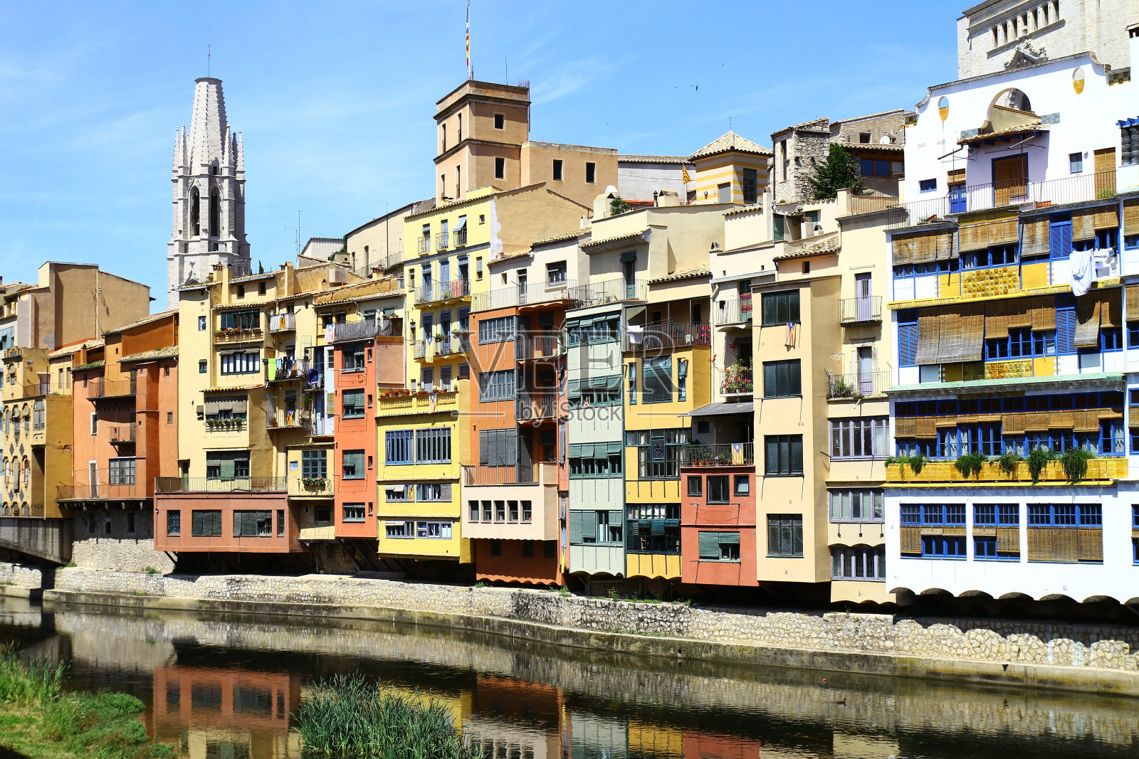 西班牙赫罗纳五颜六色的建筑。奥尼亚河上的房子照片摄影图片