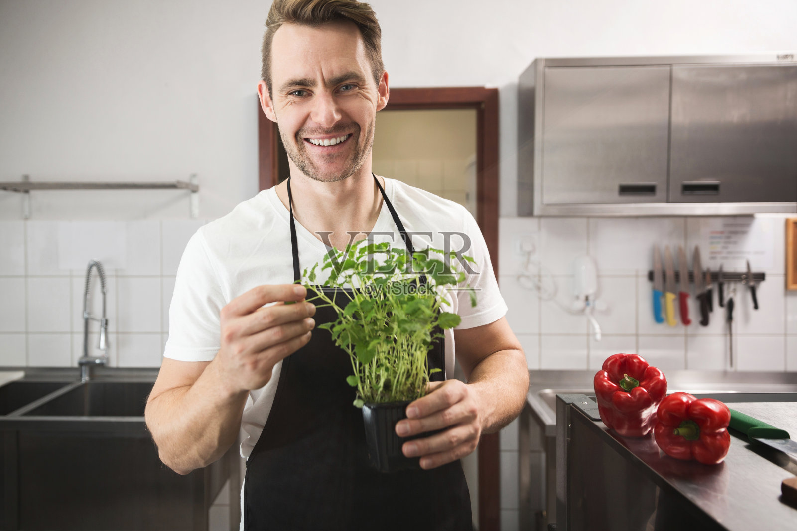 快乐的厨师拿着柠檬香照片摄影图片