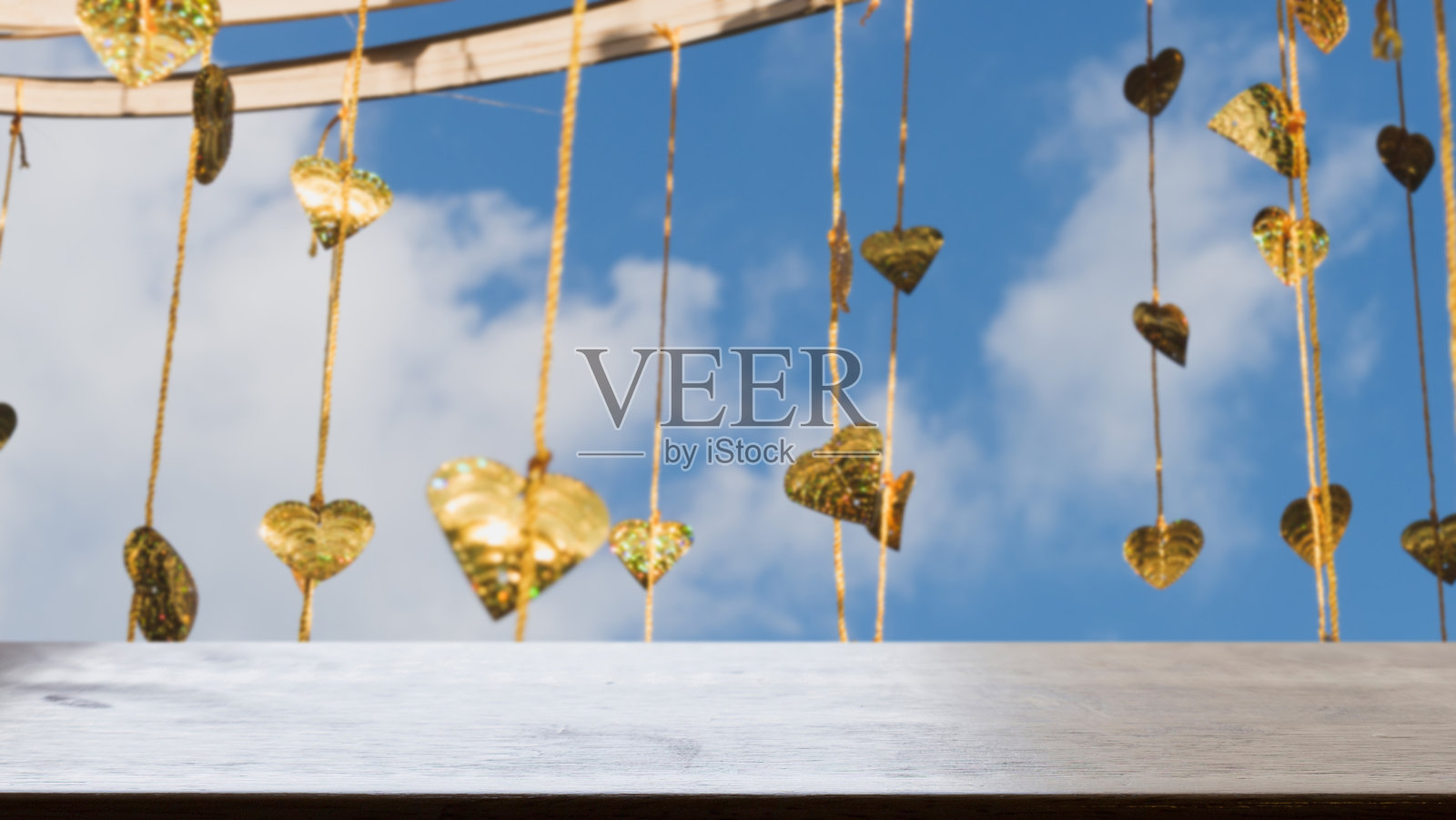 金粉叶子挂在金色的树上(模糊的图像照片摄影图片