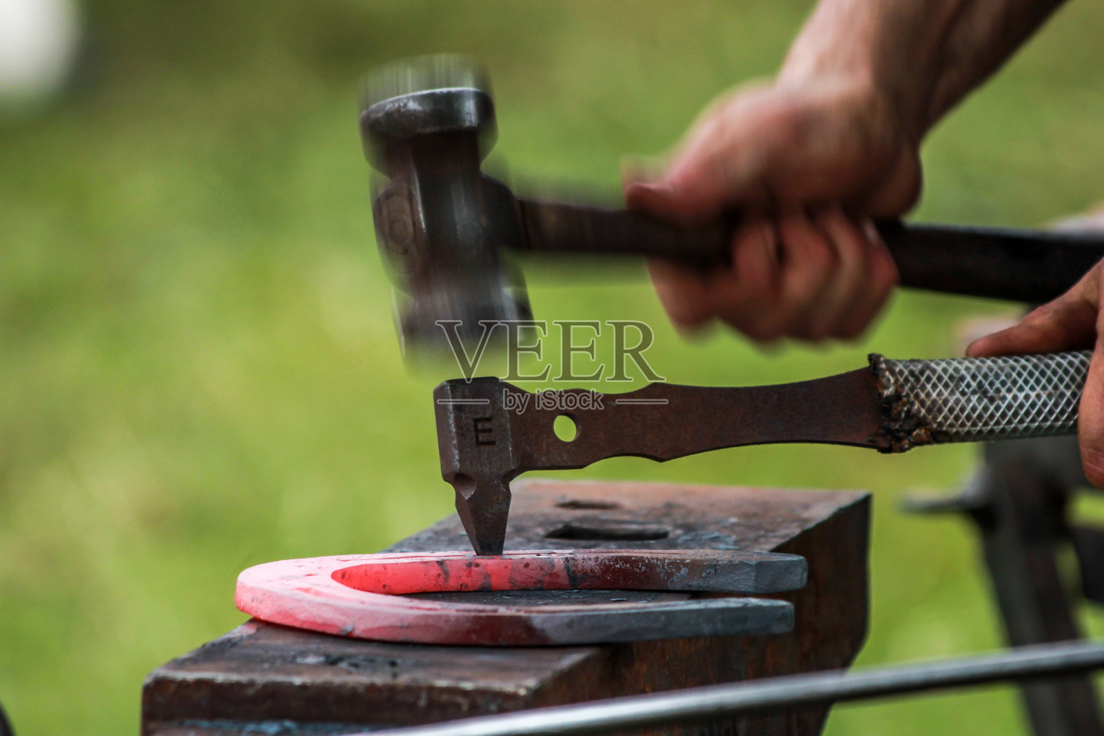 铁匠工作很努力照片摄影图片
