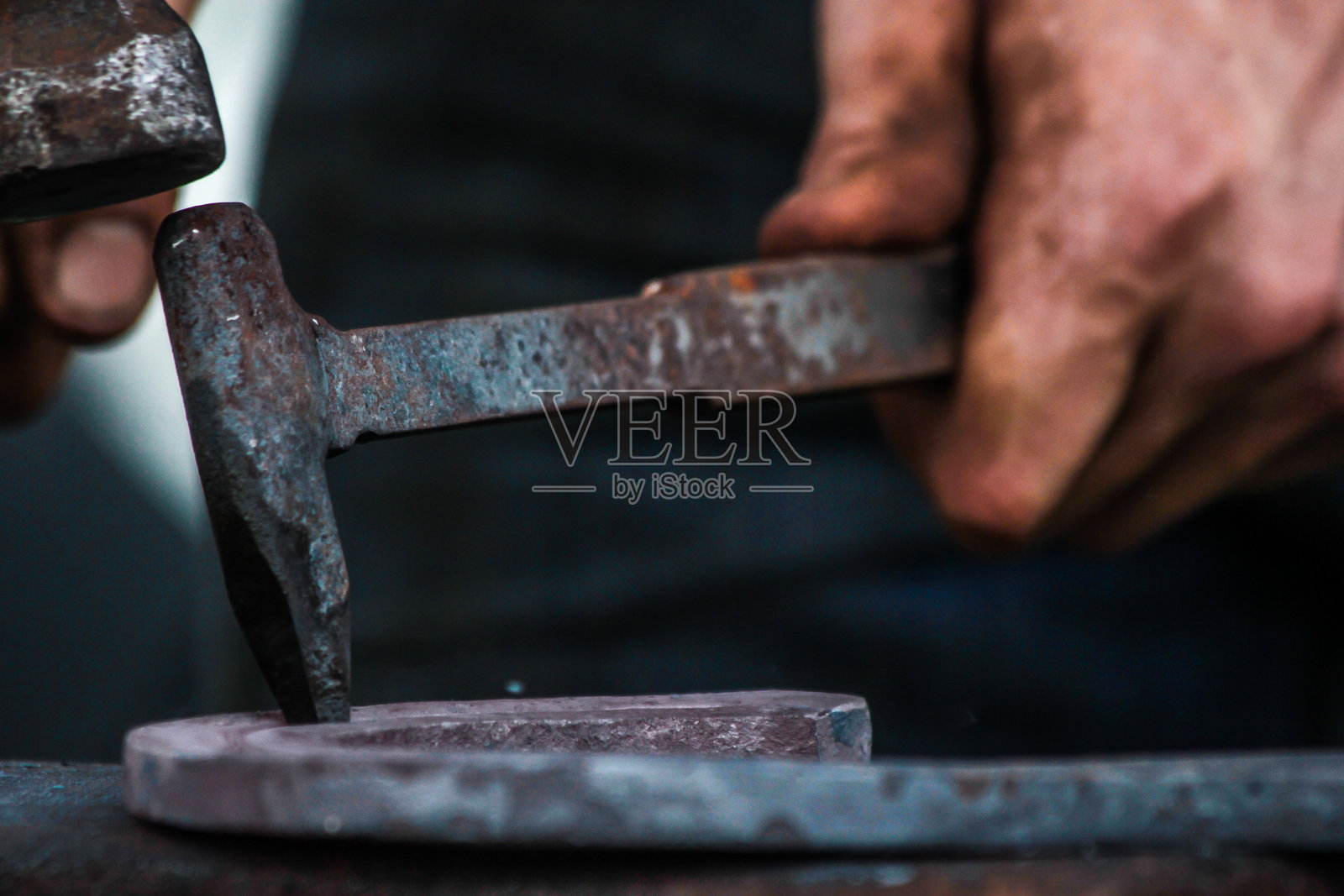 铁匠工作很努力照片摄影图片