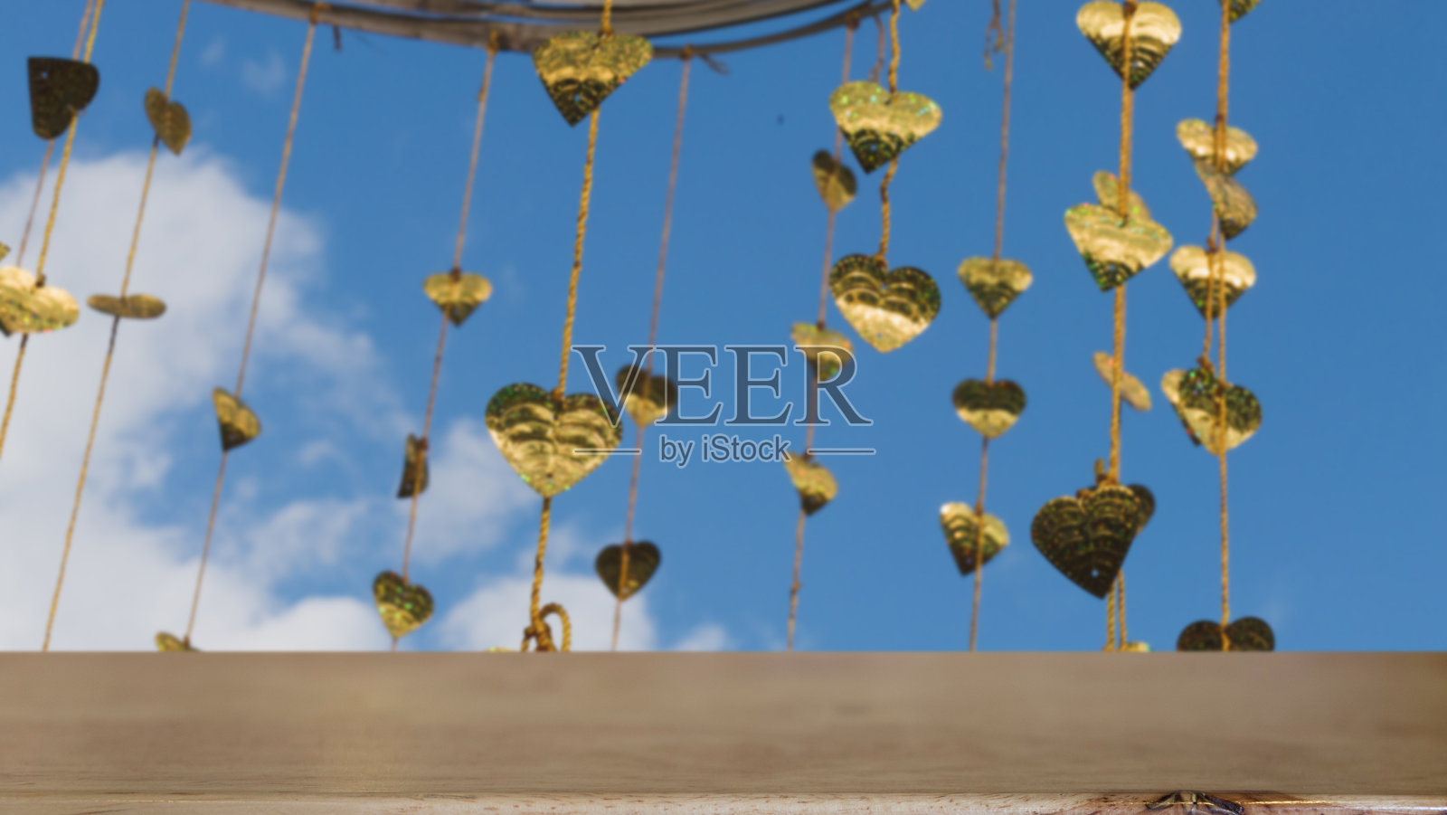 金粉叶子挂在金色的树上(模糊的图像照片摄影图片