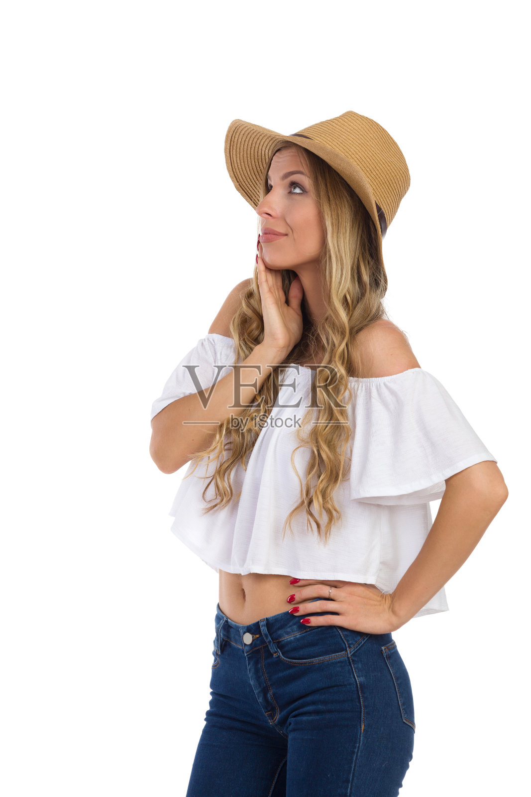 戴草帽的好奇女人看向别处照片摄影图片