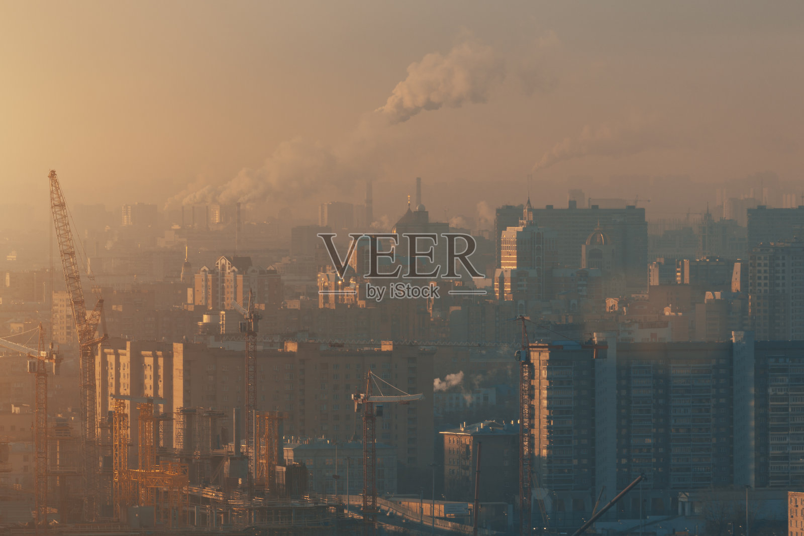 从大都市早晨的顶部拍摄的特写照片摄影图片