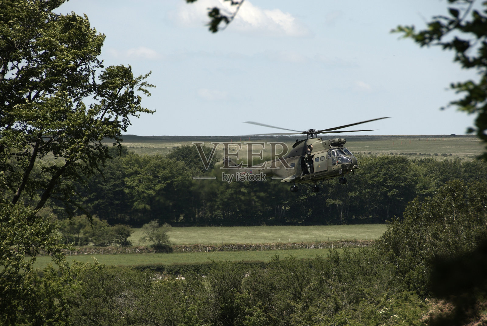 运送部队的英国军用美洲狮直升机照片摄影图片