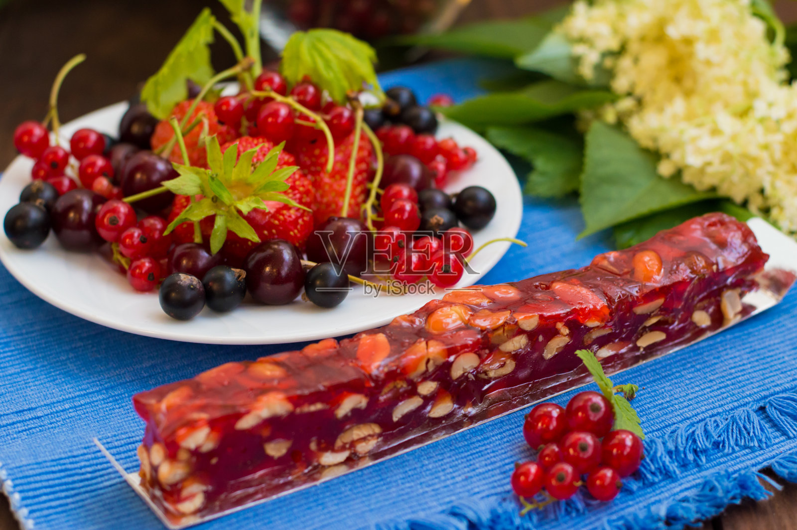 格鲁吉亚国菜Churchkhela，配上不同的糖果和浆果照片摄影图片