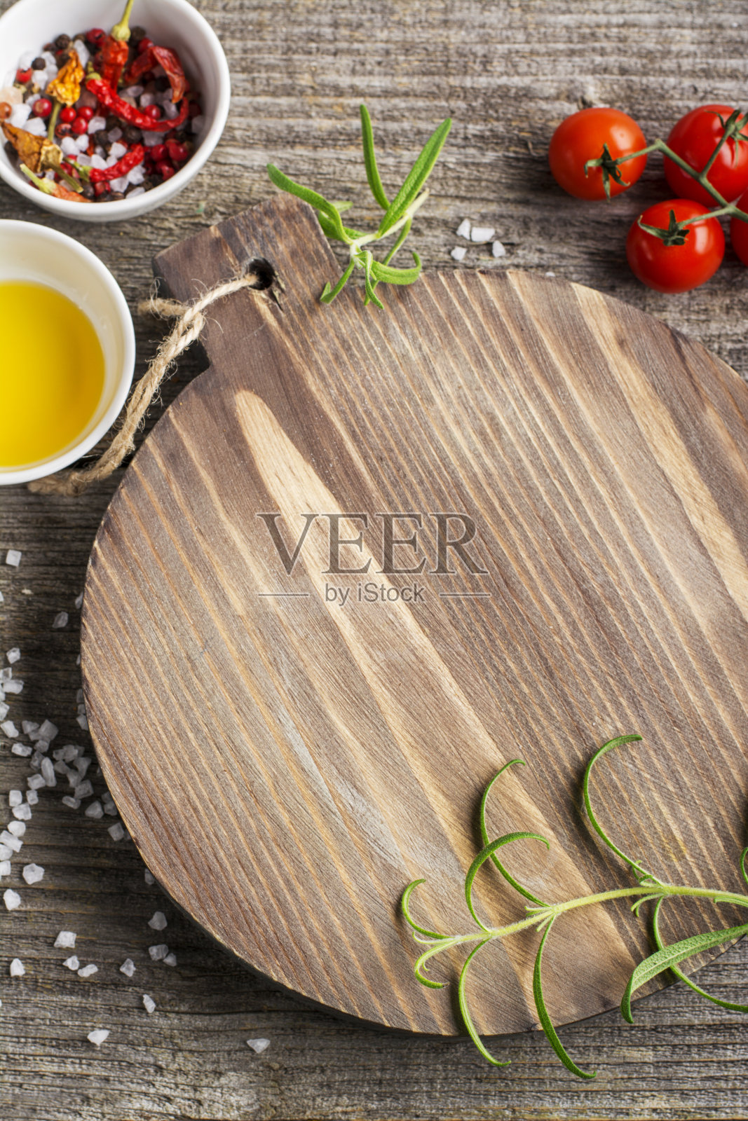 木制圆形砧板，用于食物的西红柿、小枝照片摄影图片