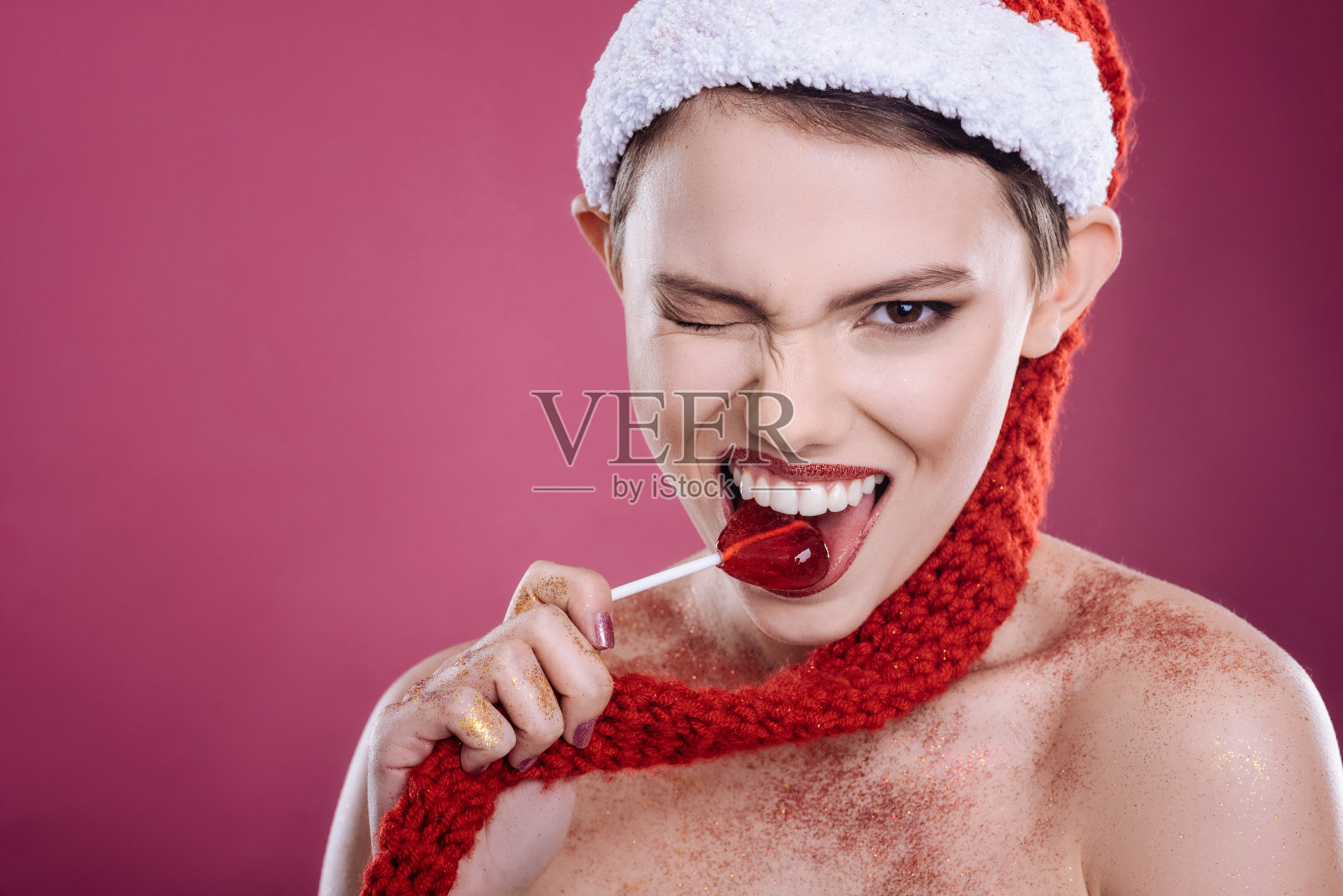 快乐的女人在吃棒棒糖照片摄影图片