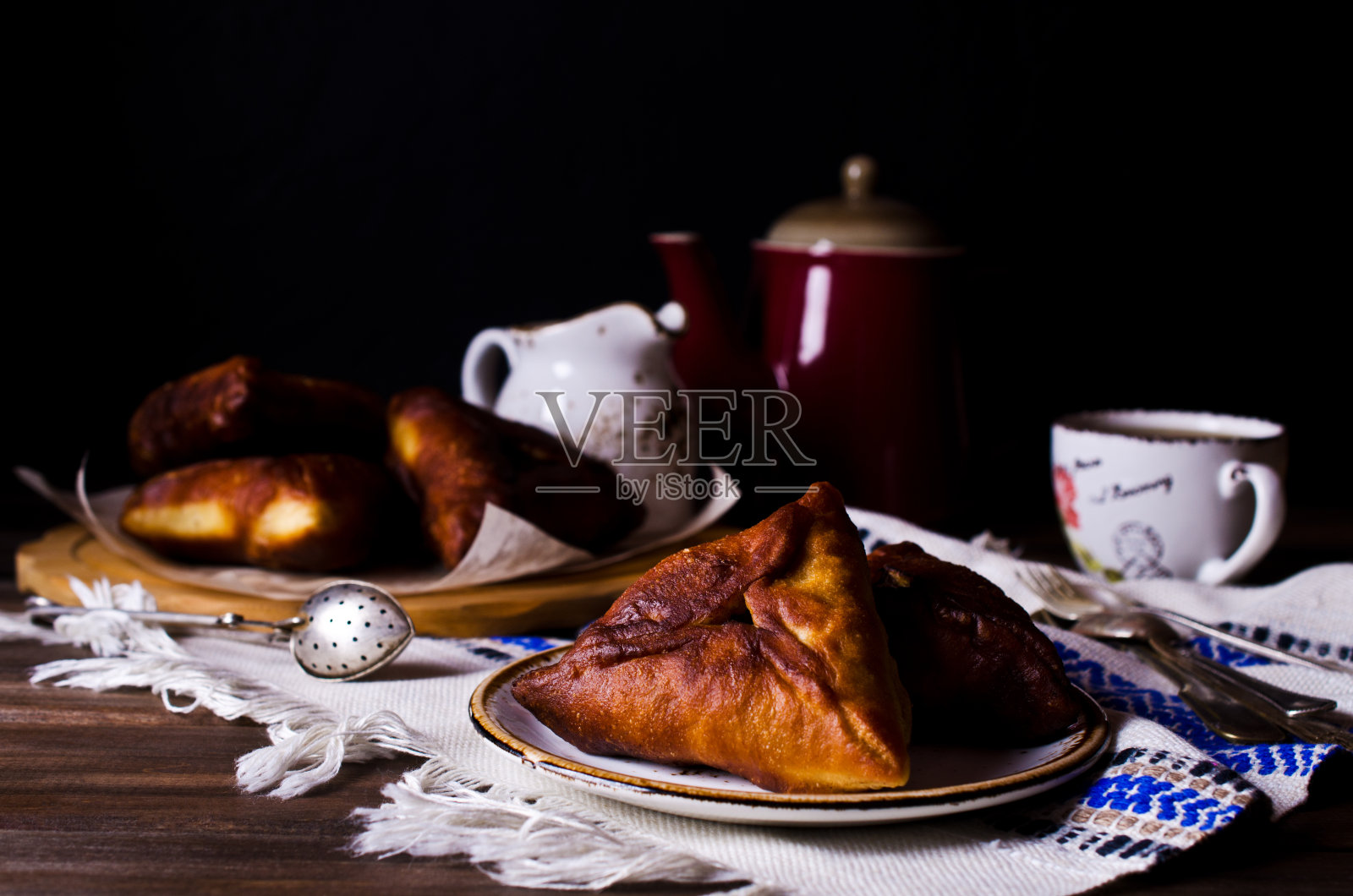 自制炒三角酥照片摄影图片