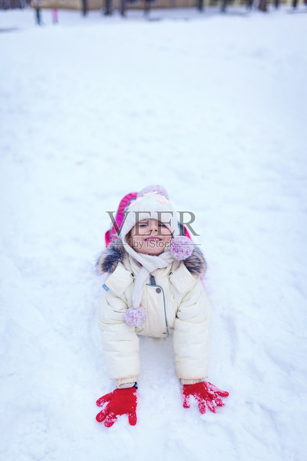 可爱的小女孩玩在冬天的一天照片摄影图片