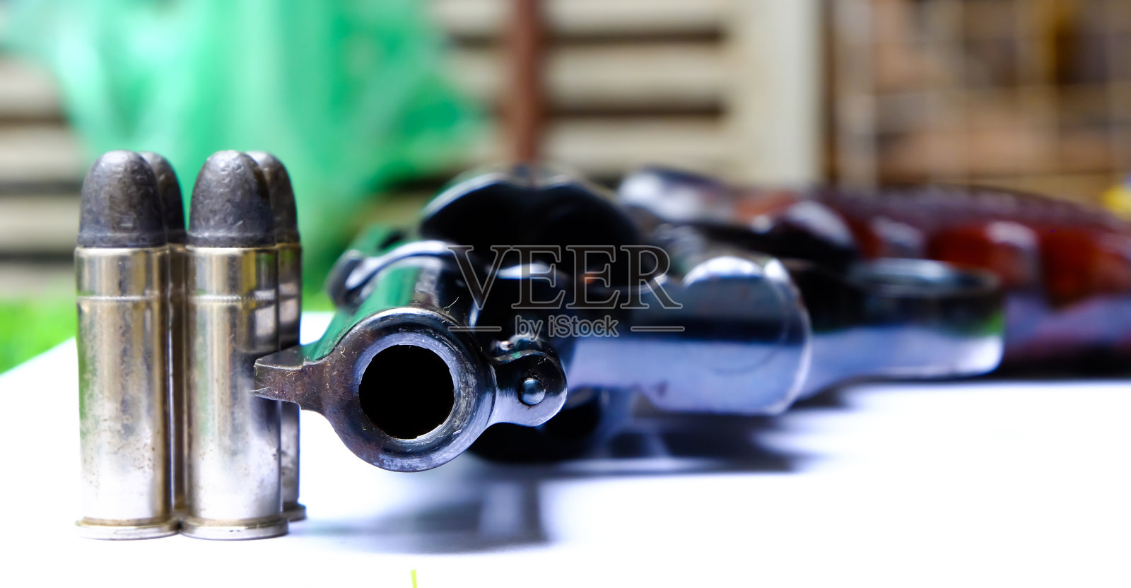 左轮手枪在白色背景照片摄影图片