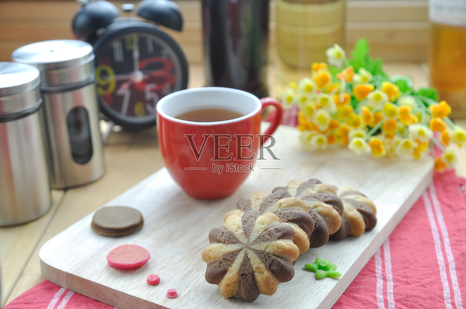 巧克力饼干和蜂蜜色煎饼照片摄影图片