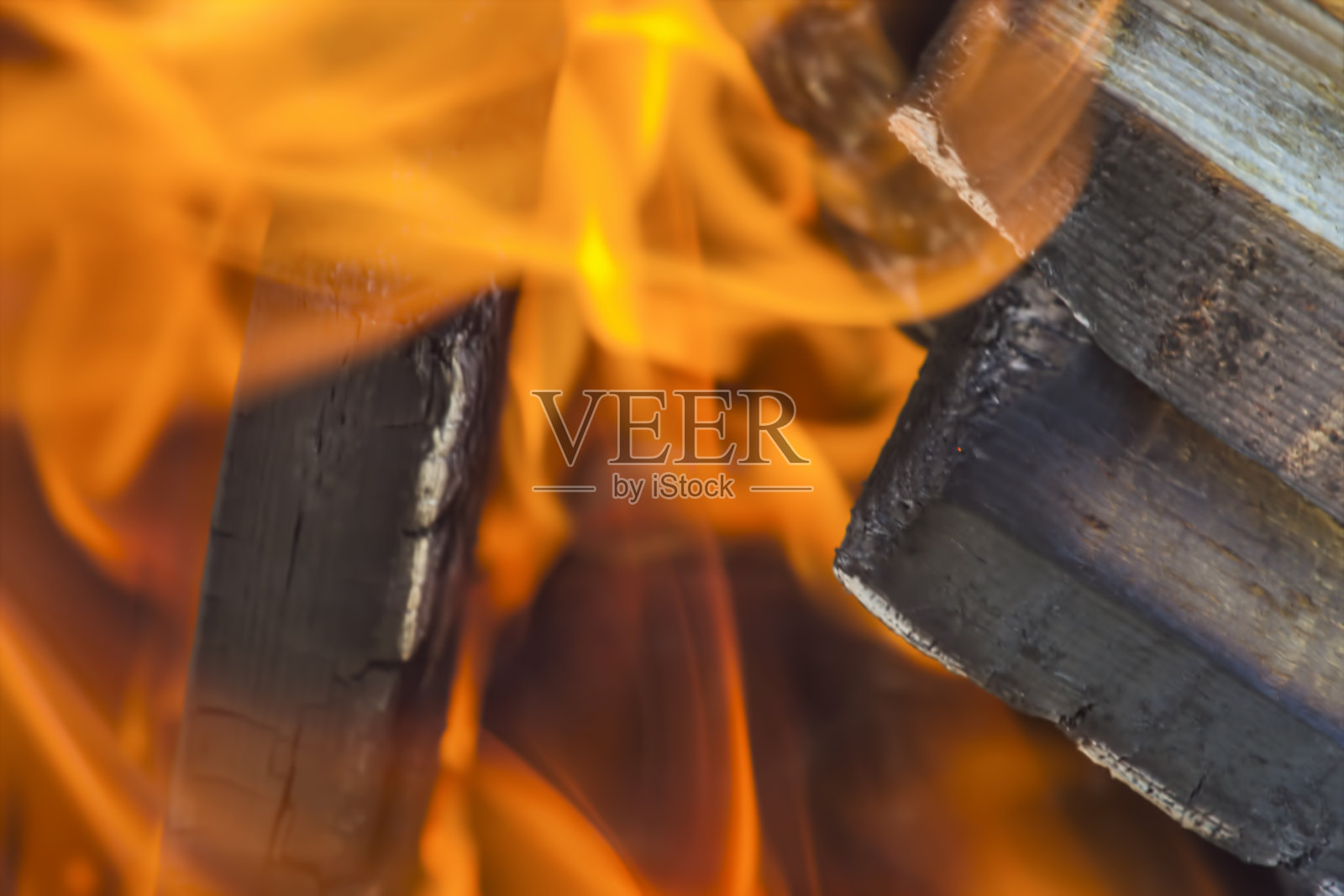 密集燃烧的柴火特写照片摄影图片