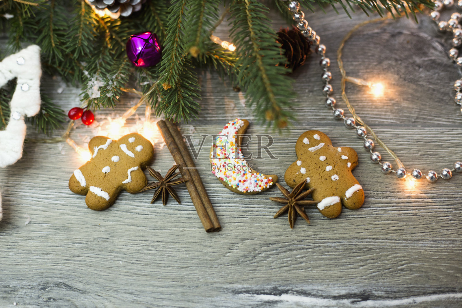带有节日装饰的圣诞饼干照片摄影图片