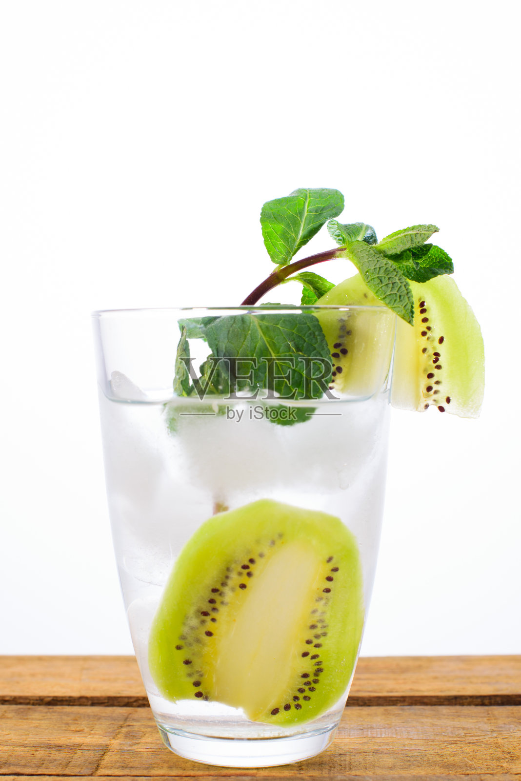 清新的夏季鸡尾酒或鸡尾酒孤立的白色照片摄影图片