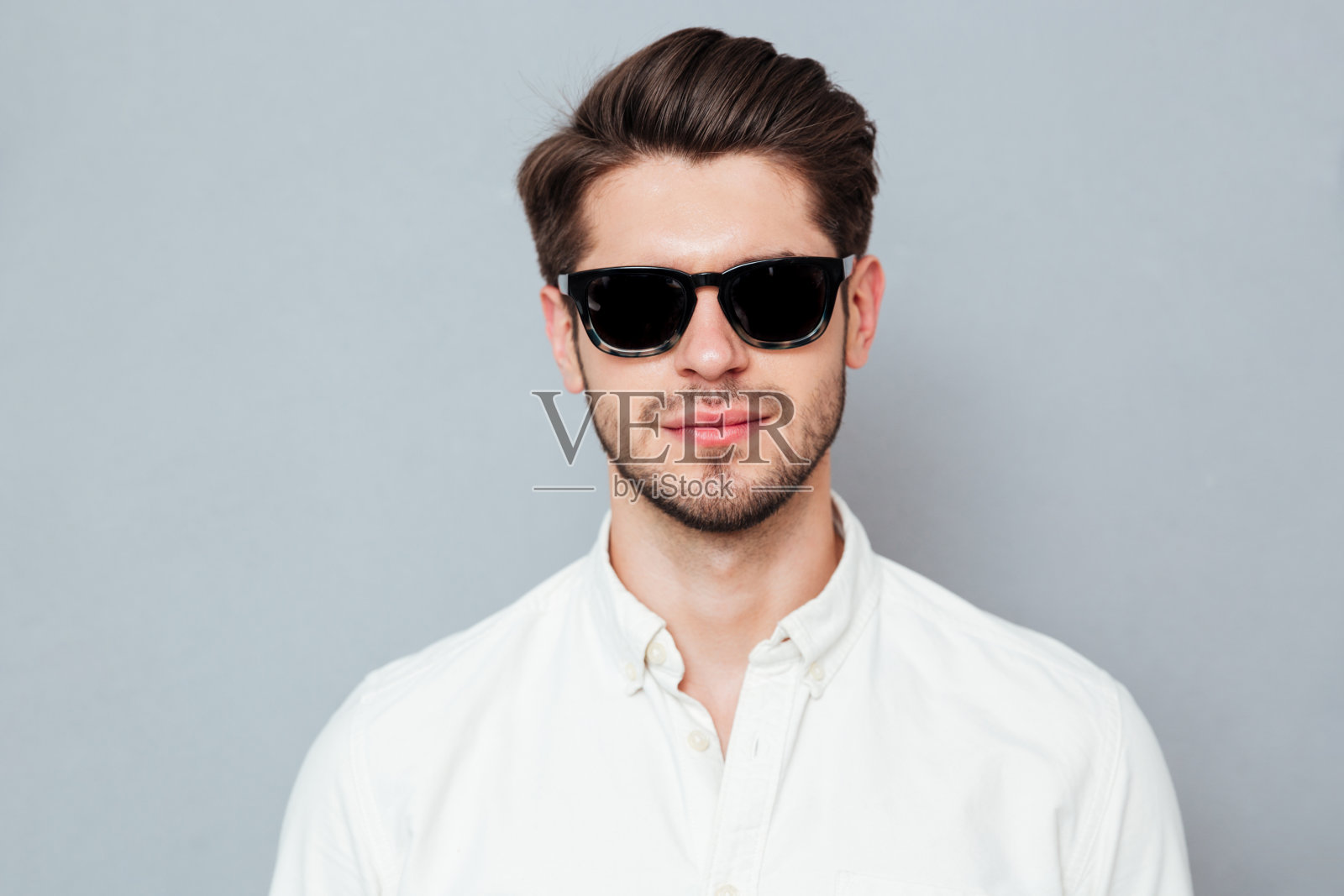 一个微笑的男人在镜头前的特写照片摄影图片