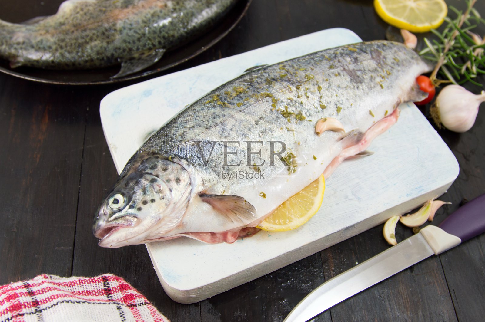 切菜板上的鳟鱼照片摄影图片