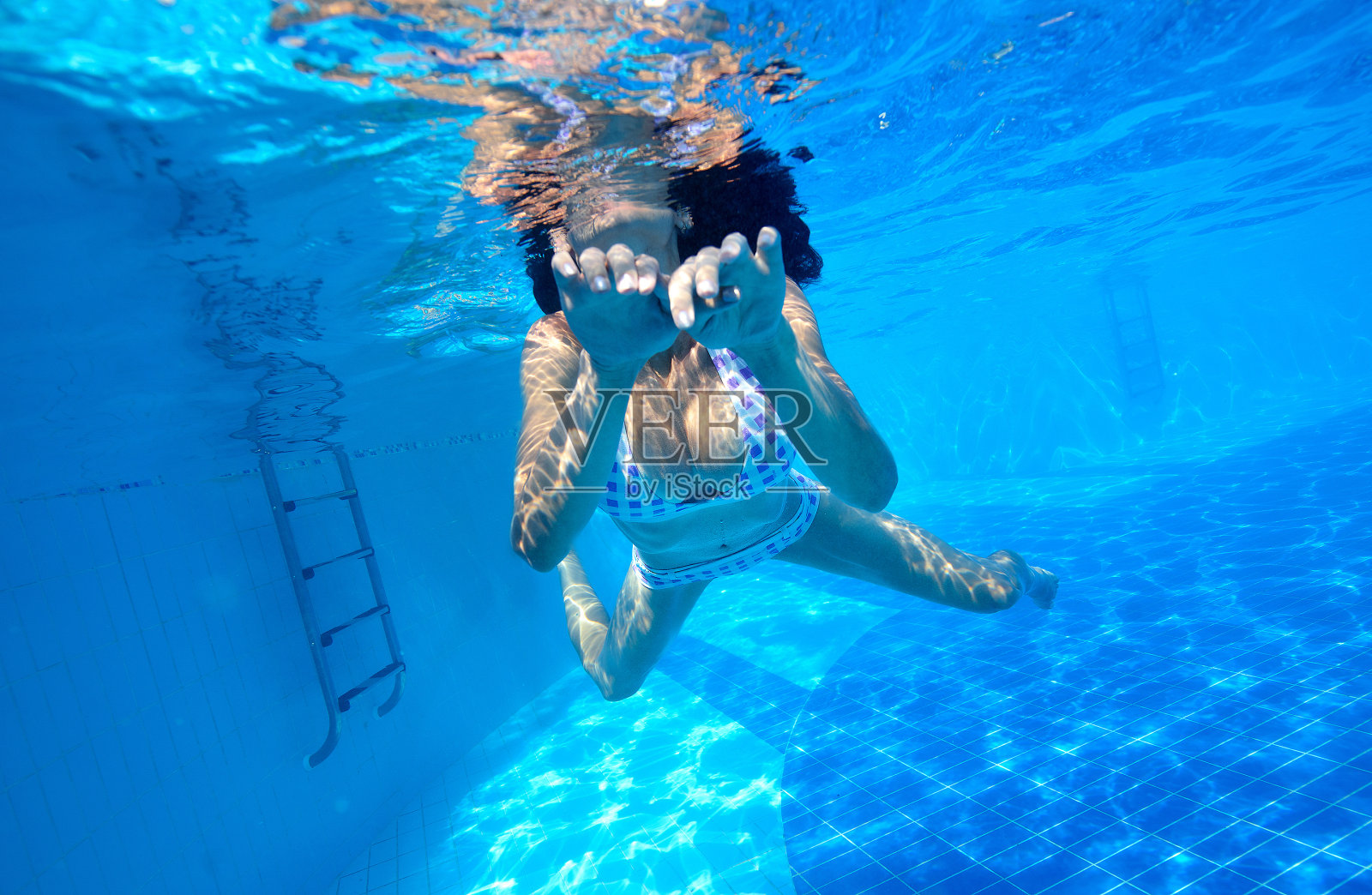 水下拍摄的女孩与伟大的胸部在游泳池照片摄影图片