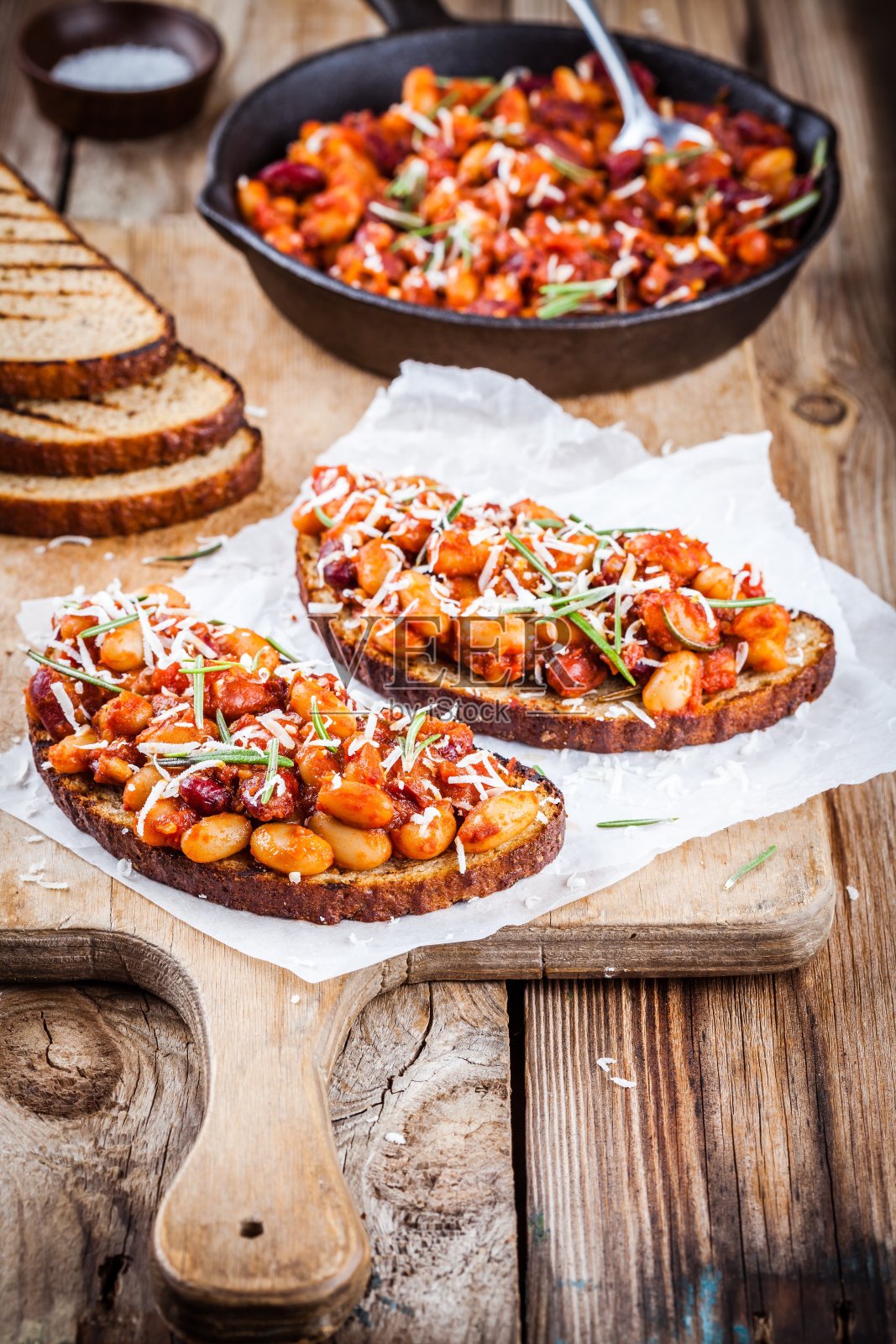 烤豆配迷迭香和帕尔马干酪照片摄影图片